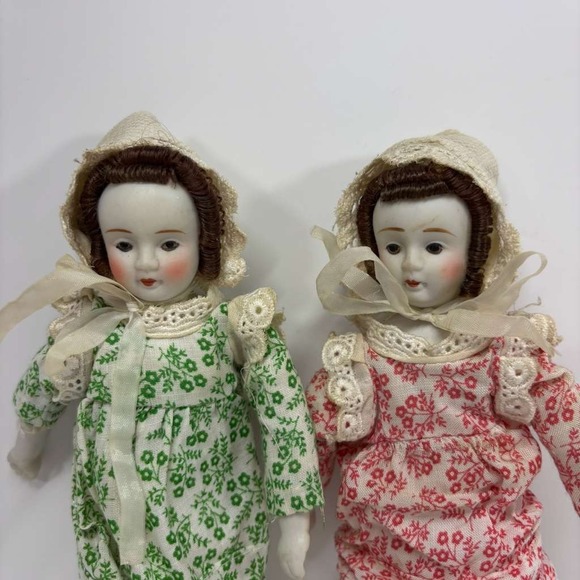Set Of 3 Miniature Bisque Dolls In Shabby Chic Green Cream Tin Wall Pocket - Picture 4 of 10